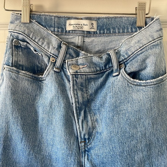 Abercrombie Ultra High Rise 90s Straight Jean in Medium With Criss-Cross Waist - Picture 6 of 9